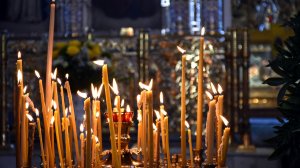 У Казанской Божьей Матери тихо теплятся огни...