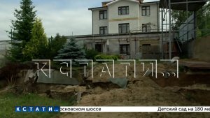 Жители Новинок ежедневно наблюдают, как участки сантиметр за сантиметром сползают вместе с оползнем