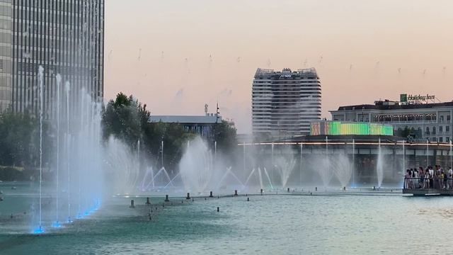 Музыкальный фонтан в парке Ташкент Сити / Узбекистан