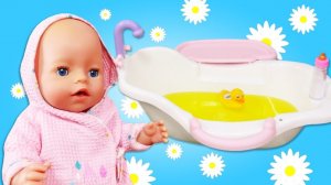 Анабель плачет! Купаем куклу в тёплой ванне, одеваем и укладываем 🛁🧸 | Для детей