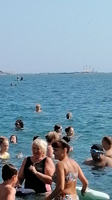 Анапа. Пляж Сукко. Много народу в море. смотреть онлайн