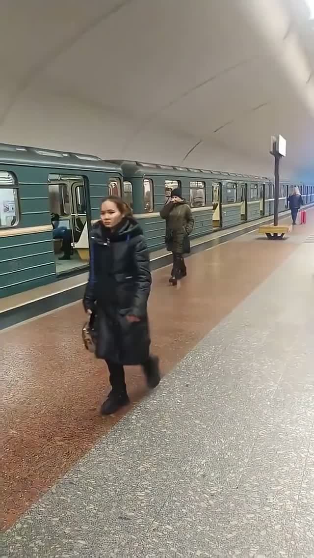 Станция метро Люблино интерьер, пассажиры, поезд Москва Фрагмент 42 смотреть онлайн