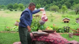 Мирная деревенская жизнь. Приготовление свежего сыра моцарелла