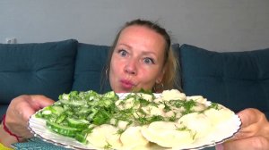 Мукбанг от Янусика Пельмешки с кеПчупом и майНонезом, салатик зеленый. Еда вкуснота.