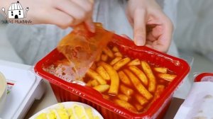 Мукбанг - морепродукты и токпокки и сырные закуски - крупный план
