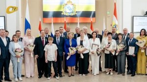 А. ХИНШТЕЙН В ТОРЖЕСТВЕННОЙ ОБСТАНОВКЕ ВРУЧИЛ МЕДАЛЬ ОРДЕНА «РОДИТЕЛЬСКАЯ СЛАВА» СЕМЬЕ ГОНЧАРОВЫХ
