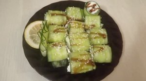 Рулетики из огурца, творожного сыра и креветок.