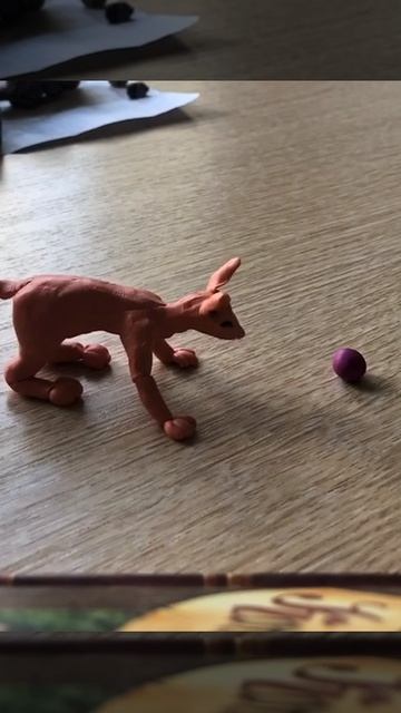 Кошка играет с клубочком анимация