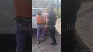 Полицай стоит и «не видит», как людоловы Зеленского мучают, ломают и задувают газом мужчину.
