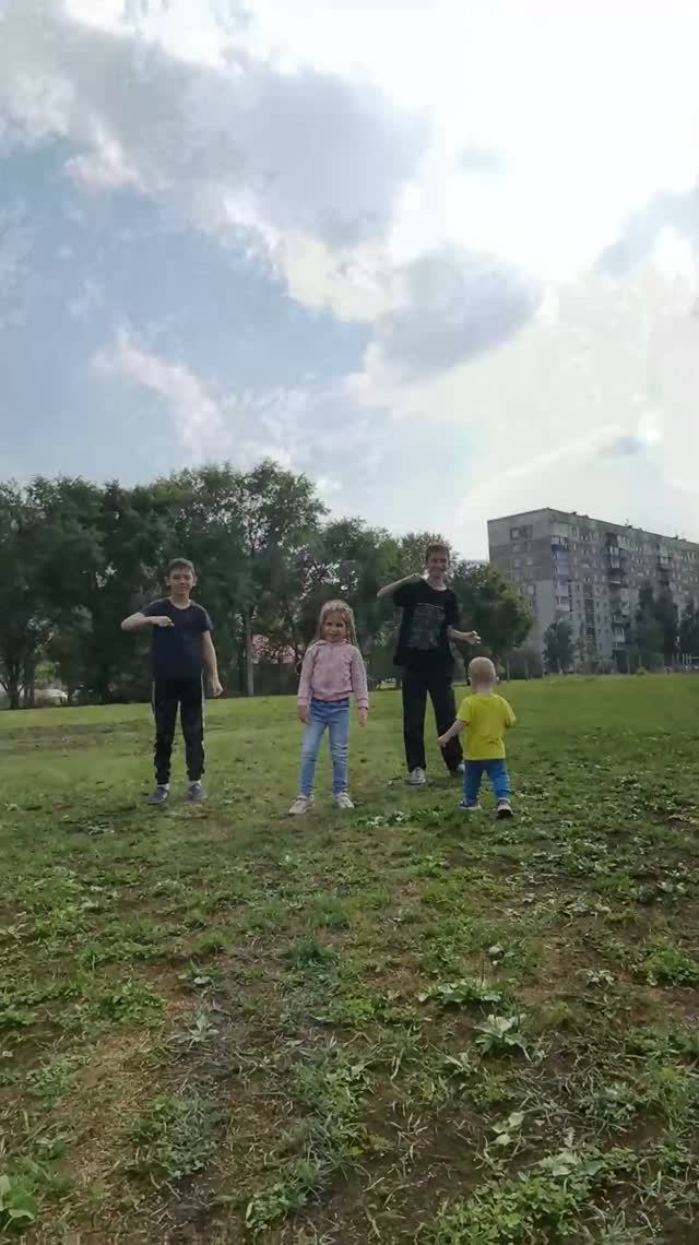 Я научила моих братьев танцевать под мой новый ХИТ. Все любят эту песню #Маргаритовы #МойПапастрогач