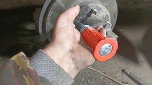 Как открутить прикипевшие болты тормозных дисков при замене на авто.