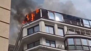 Площадь пожара на Страстном бульваре выросла до 400 квадратных метров.

Огонь охватил мансарду и кро