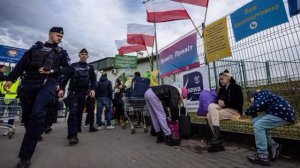 «Украина больше не вызывает сочувствия».

В Польше обвинили ее в нацизме и лешили помощи