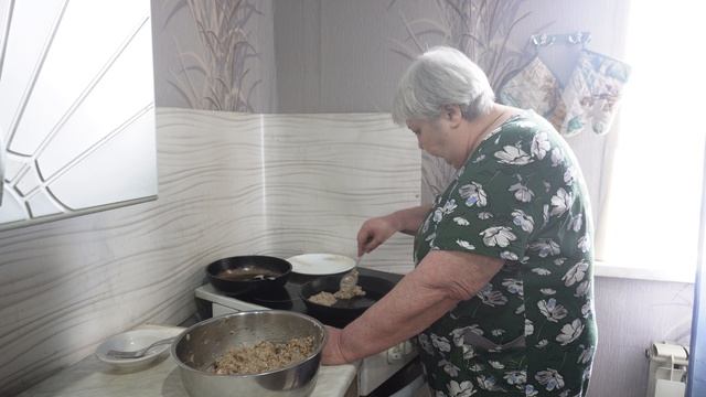 Прилетел на аромат Какие вкусные и аппетитные оладьи готовит мама ПОДВАЛ ИЛЬИЧА Кулинария смотреть онлайн