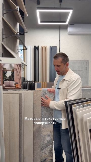 Плитка крупного формата воспроизводит рисунок травертина, камня и мрамора