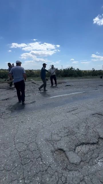 Все дружно ремонтируют дороги в Кизлярском районе