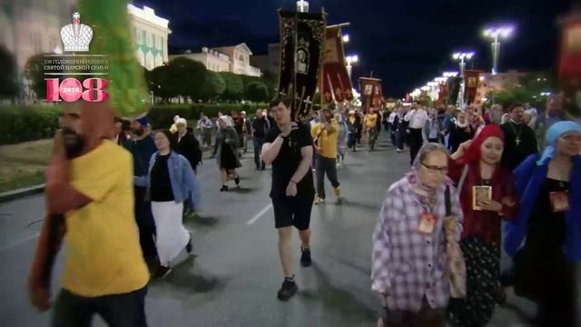 О чем молятся за ночной Божественной литургией 17 июля у Храма-Памятника на Крови? смотреть онлайн