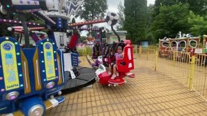 Ева гуляет в парке и распаковывает большой Чупа-чупс