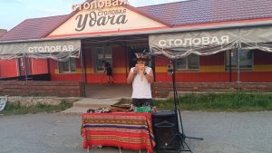 Жемчужный. Хакасия. Уличный музыкант играет на сампонье