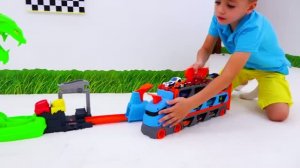 Влад и Ники играют с машинками — Челлендж со слаймом в Hot Wheels City