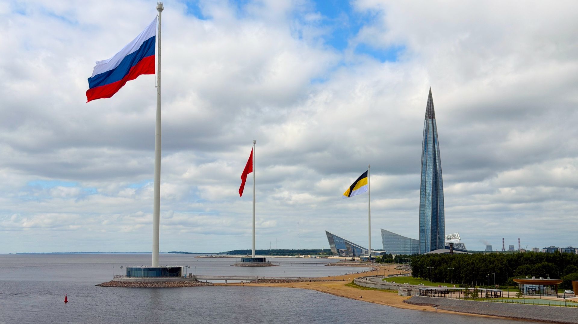 Современный САНКТ-ПЕТЕРБУРГ - Газпром Арена флаги и Лахта центр.