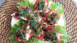 Закуска из помидоров с баклажанами пикантная. Вкусно, просто, сытно.