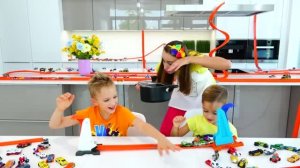 Влад и Ники играют в «Супергараж» — Hot Wheels City