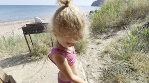 Жарим шашлык на мангале. Отдых на природе с семьей. Купаемся в море