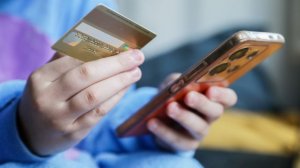 Центробанк предложил запретить подросткам открывать электронные кошельки