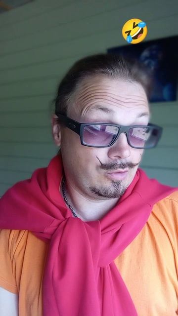 Смешной усатый🤣