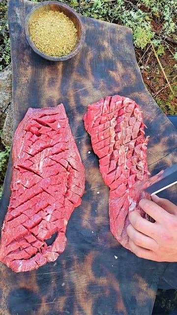 Гигантский стейк из пашины, приготовленный на раскалённом камне смотреть онлайн