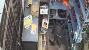 Леопард забрел в алкомаркет в Индии.

Хищник напал на продавца и сидевшего у входа мужчину,