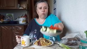 Пожарила картошку с грибами и грудинкой, ну и сделала мукбанг.
