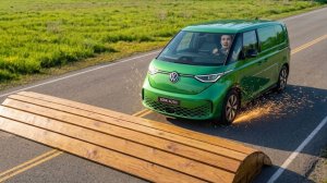 Испытание «Тачки против нереальных двойных лежачих полицейских» в BeamNG/Drive