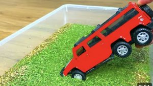 Мультик про машинки. Машинки скатываются с горки в зелёную воду. 🚘 МАШИНКИ Для детей и малышей