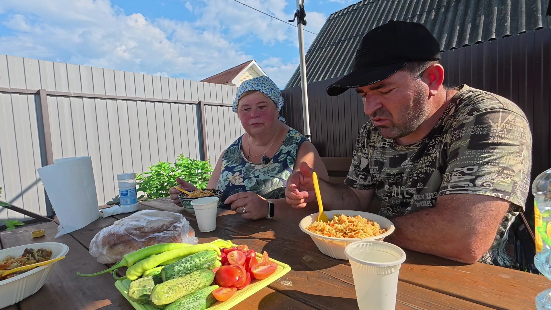 Сафар готовит плов в казане. Упорядочили чеснок. Вкусный ужин на природе. смотреть онлайн