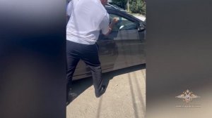 В Саратовской области автоинспектор помог женщине вызволить из заблокированной машины ребенка