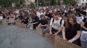 Киев - обратите внимание, что очень много подростков.Их больше всего волнует,кто там министр обороны