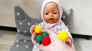 Кукла бэби бон играет в игрушки