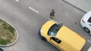 Каратели ТЦК грузят тело, очень торопятся, пока не собралась толпа местных. Спец войска террора Зе