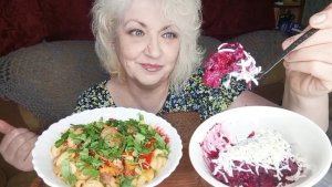 Мукбанг СЕЛЬДЬ Под СНЕГОМ и Тушёнка с ОВОЩАМИ!