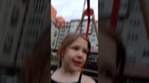 старшая сестра против младшей.