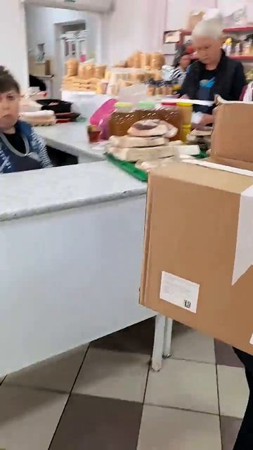 Что же за народ такой??? Коробку с котятами чуть не погрузили в мусоровоз. #помощьживотным