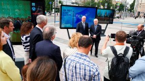 Фотовыставка к 35-летию СНГ открылась перед зданием ТАСС в Москве