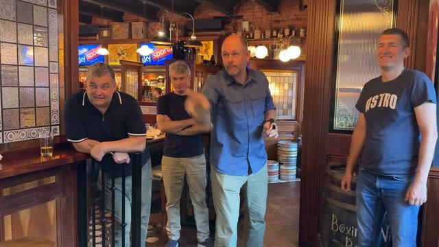 Игра в дартс на интерактивном аппарате FIDODARTS в пабе Suckin' Diesel Москва смотреть онлайн