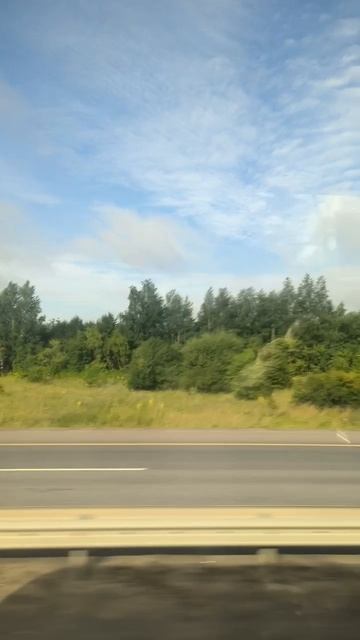 Поле. Низкие облака по дороге