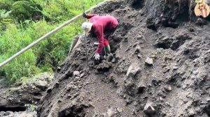 Строительство, шахтёр сбрасывает камни со стен карьера
