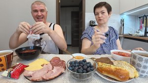 Мукбанг БЕШУСЬ, а Вован надо мной УГАРАЕТ! Вот почему я стала БЛОГЕРОМ! Семейный обед в России