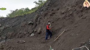 Строительство, шахтёры добывают песок в карьере