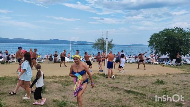 Захватывающая игра волейбол на пляже 🏐